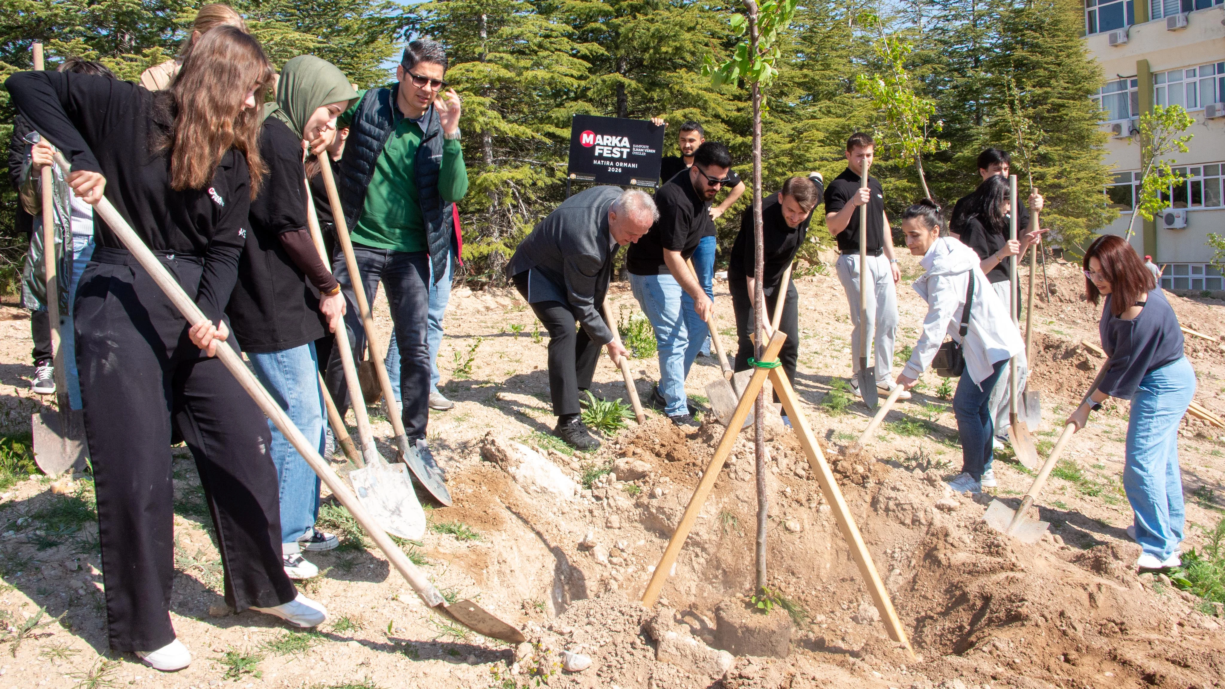 Fidanlar, MarkaFest Hatıra Ormanı için toprakla buluşturuldu